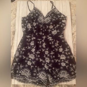 Altar'd State Floral Embroidered Romper Short Women’s M